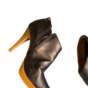 3/10$Wild diva Black heel booties